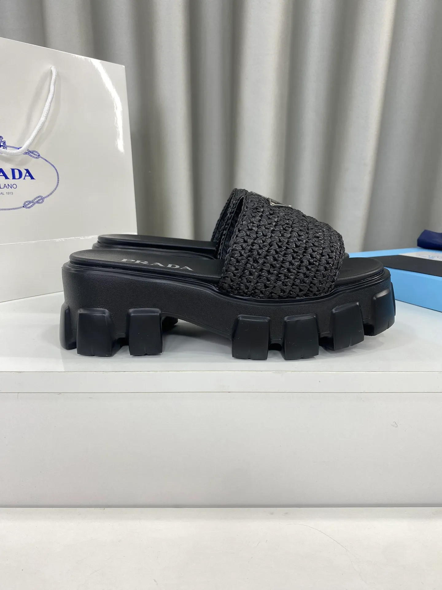 💕💕Factory direct selling price p460💕💕 Prada's latest tooth-woven thick-soled triangle buckle slippers☑️ Latest environmentally friendly PP material, fully handmade crochet, just like knitting sweaters, slow work and meticulous work, retro fashionable thick-soled shoes, with rubber uppers, making the whole pair of shoes light and comfortable. Bright colors, a variety of choices to meet the needs of fashionable people with different styles! The iconic metal triangle logo is paired with the shape of ancient beach slippers. Every design element is fashionable! Size: Women's 35-39 (34, 40, custom-made, non-returnable) Full set of counter original packaging